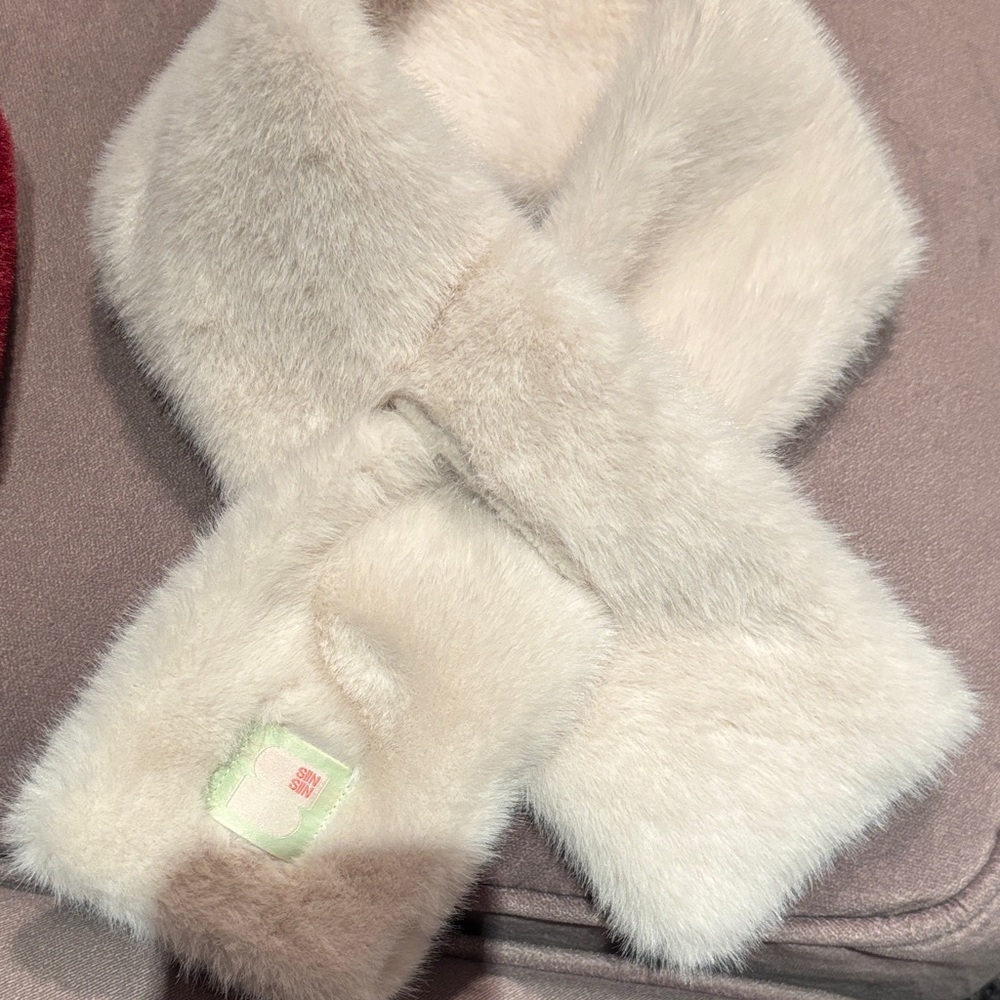 Luxurious Cream Faux Fur Scarf